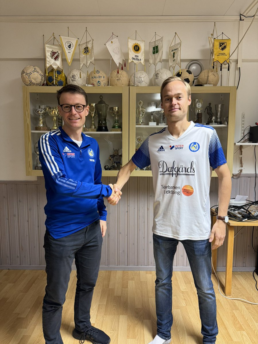 Ny huvudtränare klar för säsongen 2025🔵⚪️
Vi kan mycket glädjande meddela att Jacob Karlsson är klar som ny huvudtränare för A-laget kommande säsong. Efter tre starka år med Thomas vid rodret lämnas nu stafettpinnen över till den tidigare assisterande tränaren⚽️