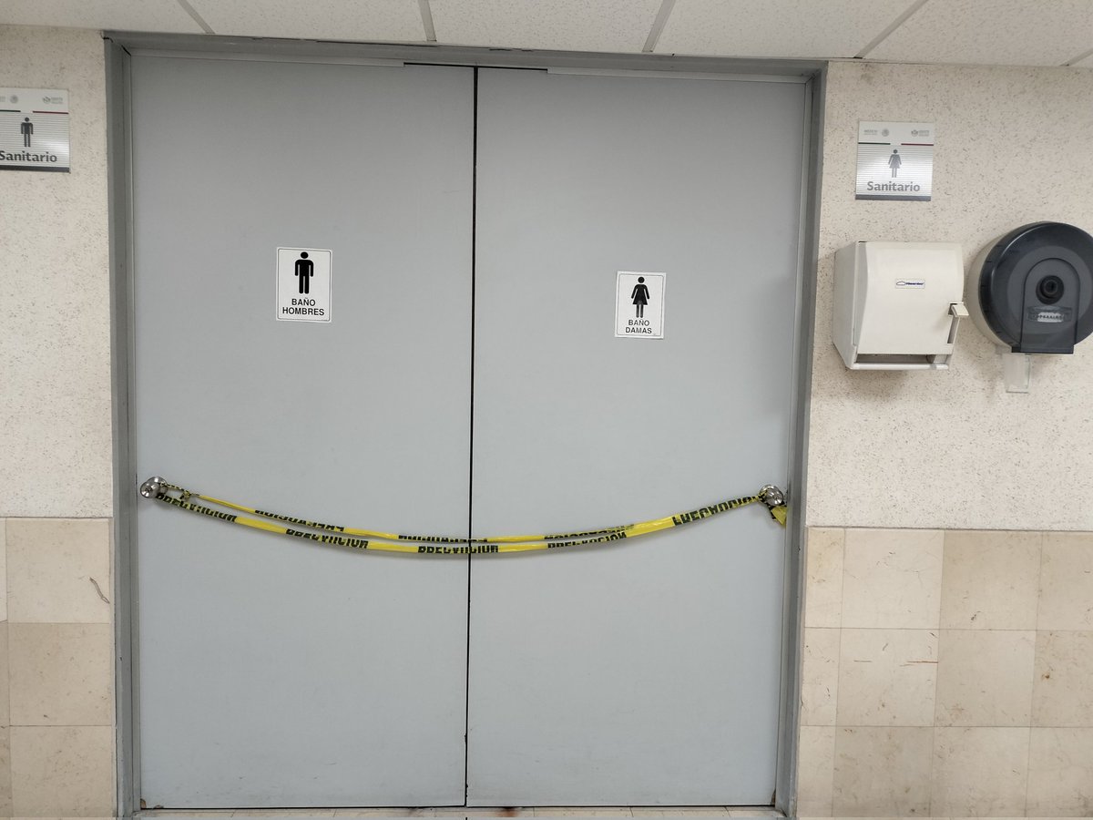 Capuleno's tweet image. . @martibatres e @Issste_mx intervengan en endoscopía del #1deOctubre los pacientes deben caminar lejos para ir al sanitario  😡😡