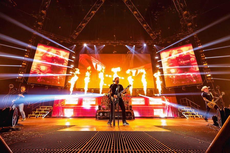 "Animals," our second single off 'Live From Nashville' is out now 🚌🤘 Pre-order and pre-save the album at the link. #NBLiveFromNashville

nickelback.lnk.to/LiveFromNashvi…

📸: Richard Beland