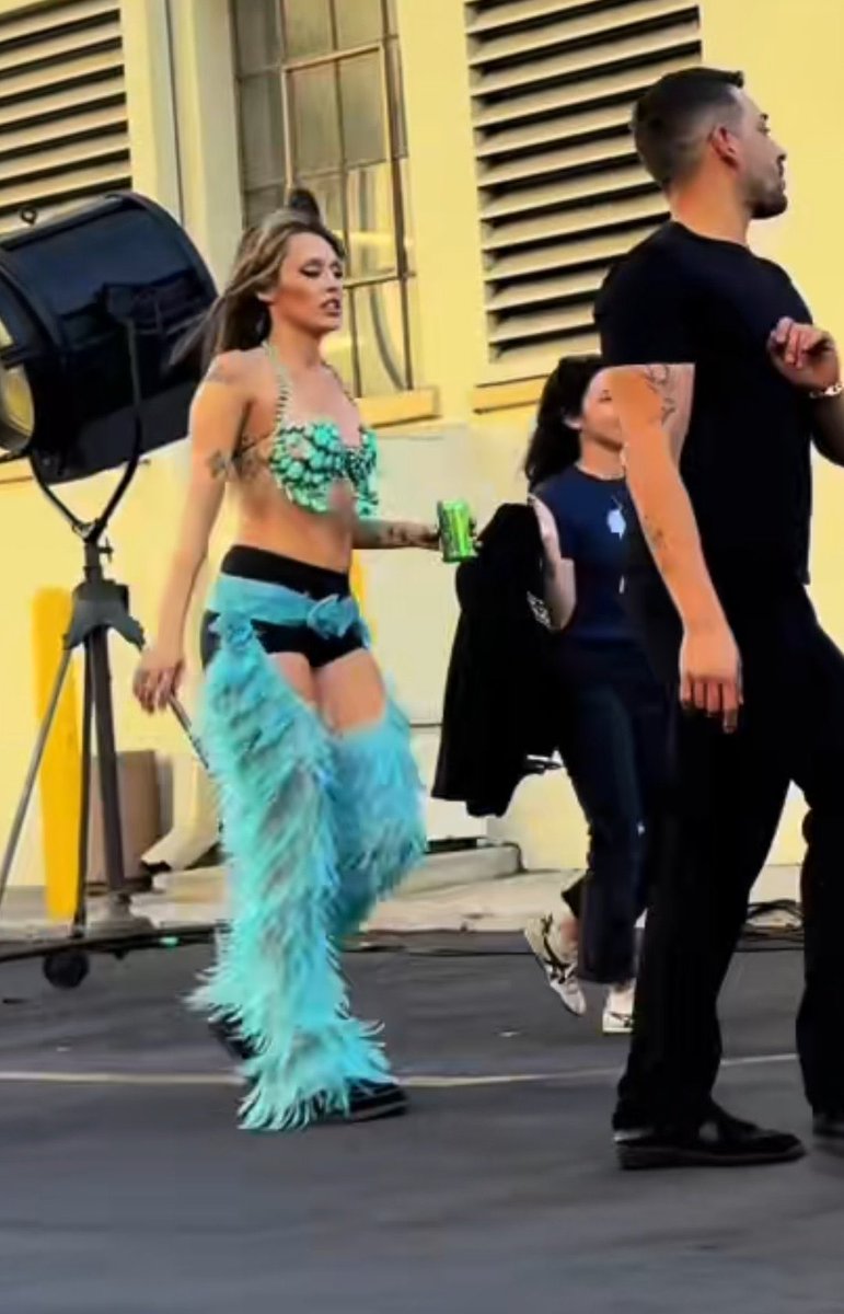 OOCMileyCyrus's tweet photo. Miley Cyrus at Paramount Studios filming for a new music video. https://t.co/fVLmzSDz1D