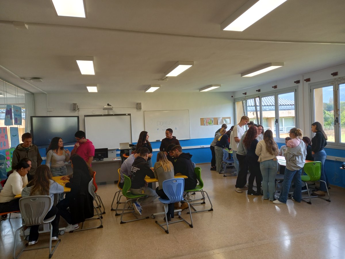 Alumnos de Dietética de <a href="/Plaiaundi_LHII/">CIFP Plaiaundi LHII</a> ponen a prueba su creatividad y conocimientos con el "Dominó de los Nutrientes". Colaboración entre alumnos de primero y segundo curso. #ETHAZI #FPeuskadi