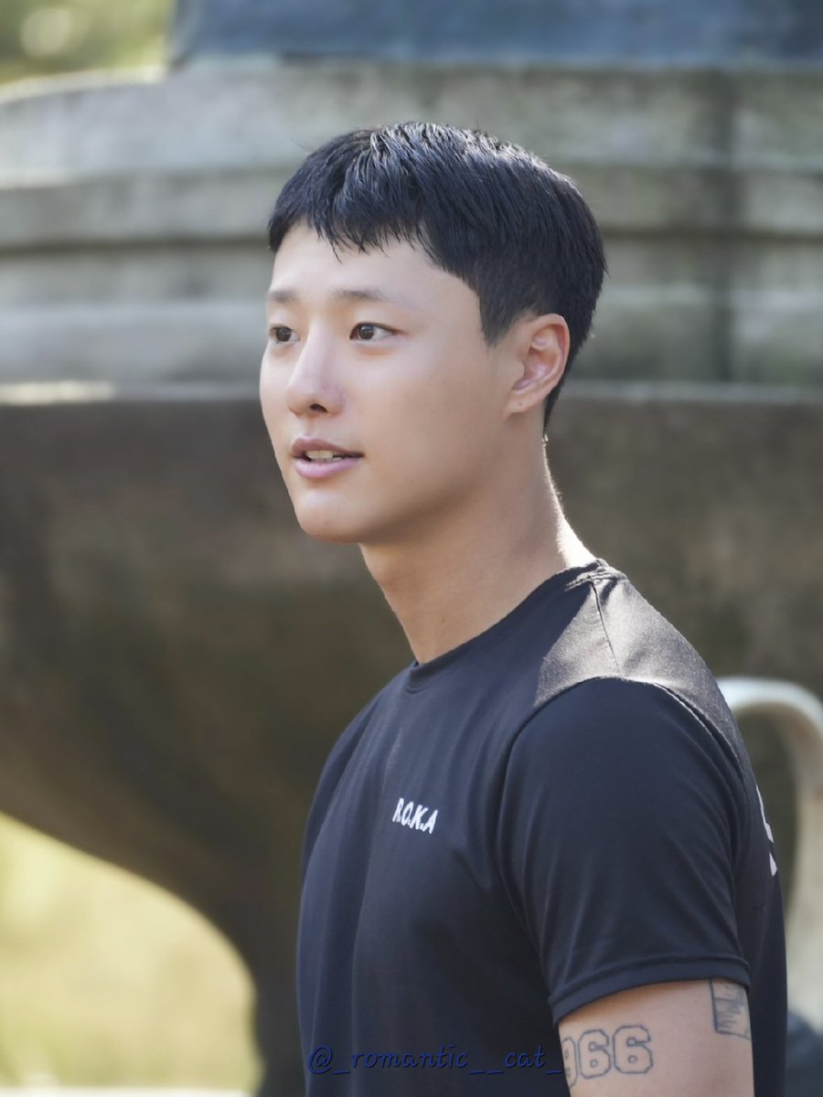 errrrrrkimuino's tweet image. 앞뒤로 골짜기가 생긴다는게 대단한거같애..