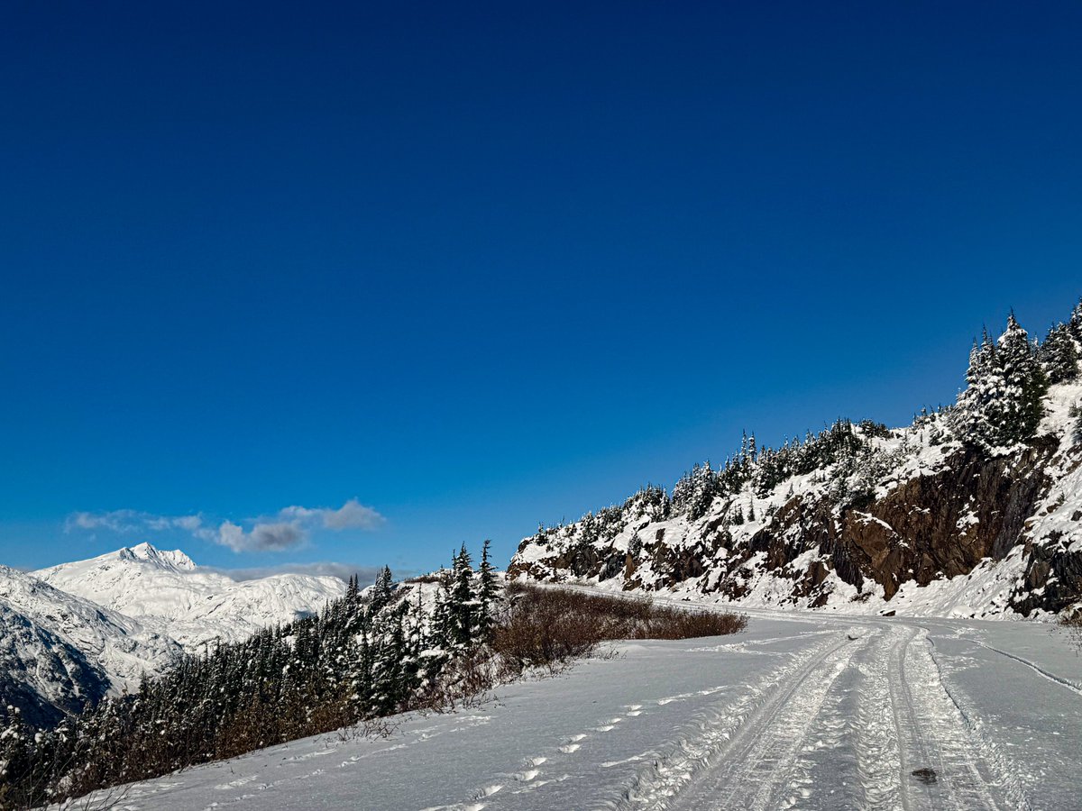 LastFrontHeli's tweet image. Snow is building steadily at higher elevations. Check out our pre-season weather portal for weekly updates: bit.ly/2UdROwV | #winteriscoming #heliski