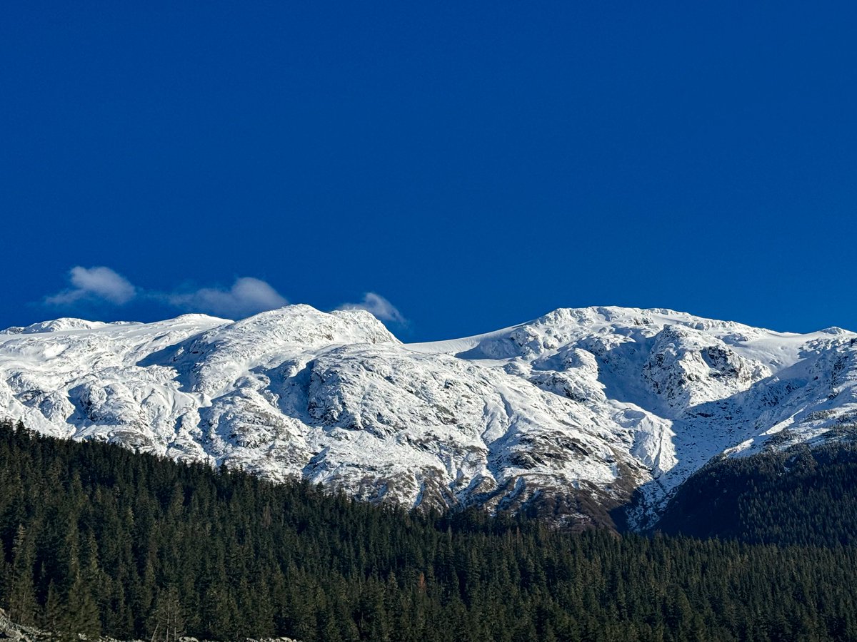 LastFrontHeli's tweet image. Snow is building steadily at higher elevations. Check out our pre-season weather portal for weekly updates: bit.ly/2UdROwV | #winteriscoming #heliski