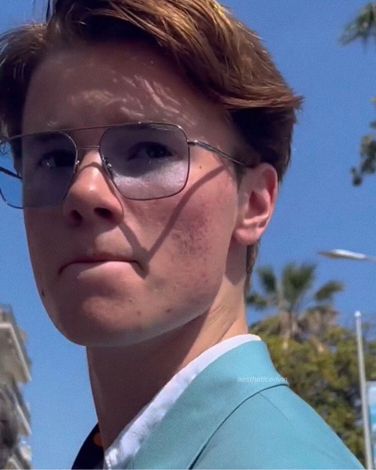    𝓣𝓱𝓲𝓼 𝓲𝓼  𝓡𝓮𝓿𝓸𝓵𝓾𝓽𝓲𝓸𝓷                                ♡⃝♬

 У меня красивый pololo. С золотой короной на голове. Но я знаю что он ее не любит и лучше возьмет меня себе во тьме

-hola, Симон Эрикксон собственной персоной