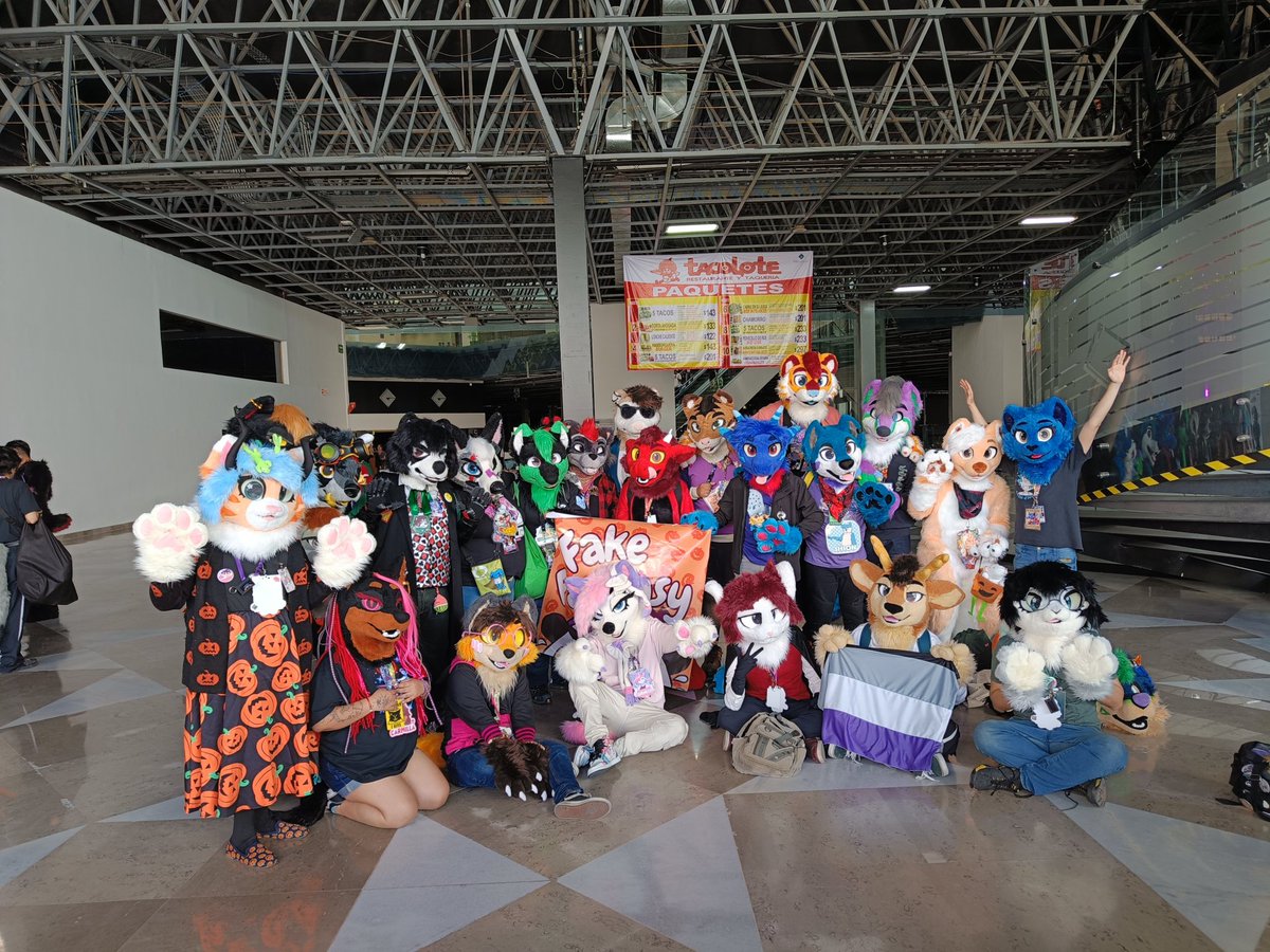 Muchísimas gracias por ser parte de esta bella familia💜🎃
Fue hermoso verlos de nuevo espero el proximo año se repita y seamos mas y mas ✨