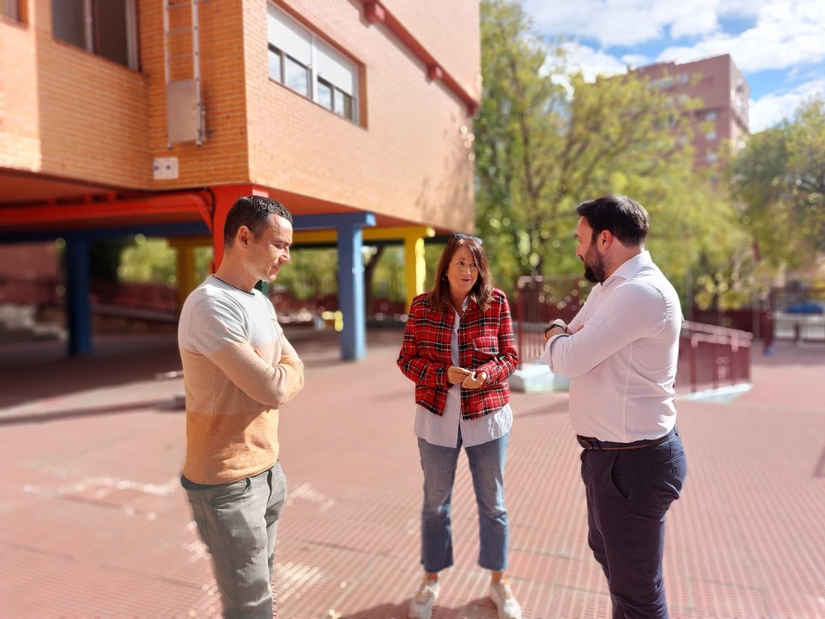 JMDpvallecas's tweet image. 🏫 #PuenteDeVallecas mejora 12 centros educativos con obras de mantenimiento y renovación.

✅El concejal del distrito, Ángel Niño, ha visitado hoy dos de los #colegios objeto de estas actuaciones.

👉 informate.madrid.es/cds5o