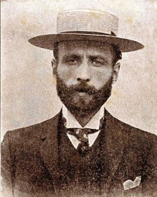 ⭕️"Devlet Aklı var kardeşim, sizin aklınız ermez, Reisle Bahçeli'nin bir bildiği vardır..." diye konuşup tweet atanlar bu yazıyı dikkatle okusunlar.

Aşağıdaki adamın adı Edward Jorris.

📌Jorris, 21 Temmuz 1905'te Yıldız Hamidiye Camii çıkışında 2. Abdülhamid'e bombalı saldırı