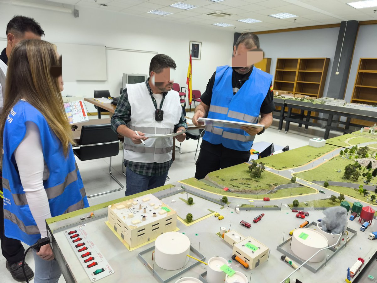 En la #ENPC <a href="/proteccioncivil/">Protección Civil</a> en el Curso de Puesto de Mando los instructores de <a href="/APTBBomberos/">APTB</a> desarrollamos simulaciones en las que un Puesto de Mando debe organizar, sectorizar, planificar, anticipar, delegar, una emergencia.

Mediante las maquetas dinamizamos unas simulaciones
