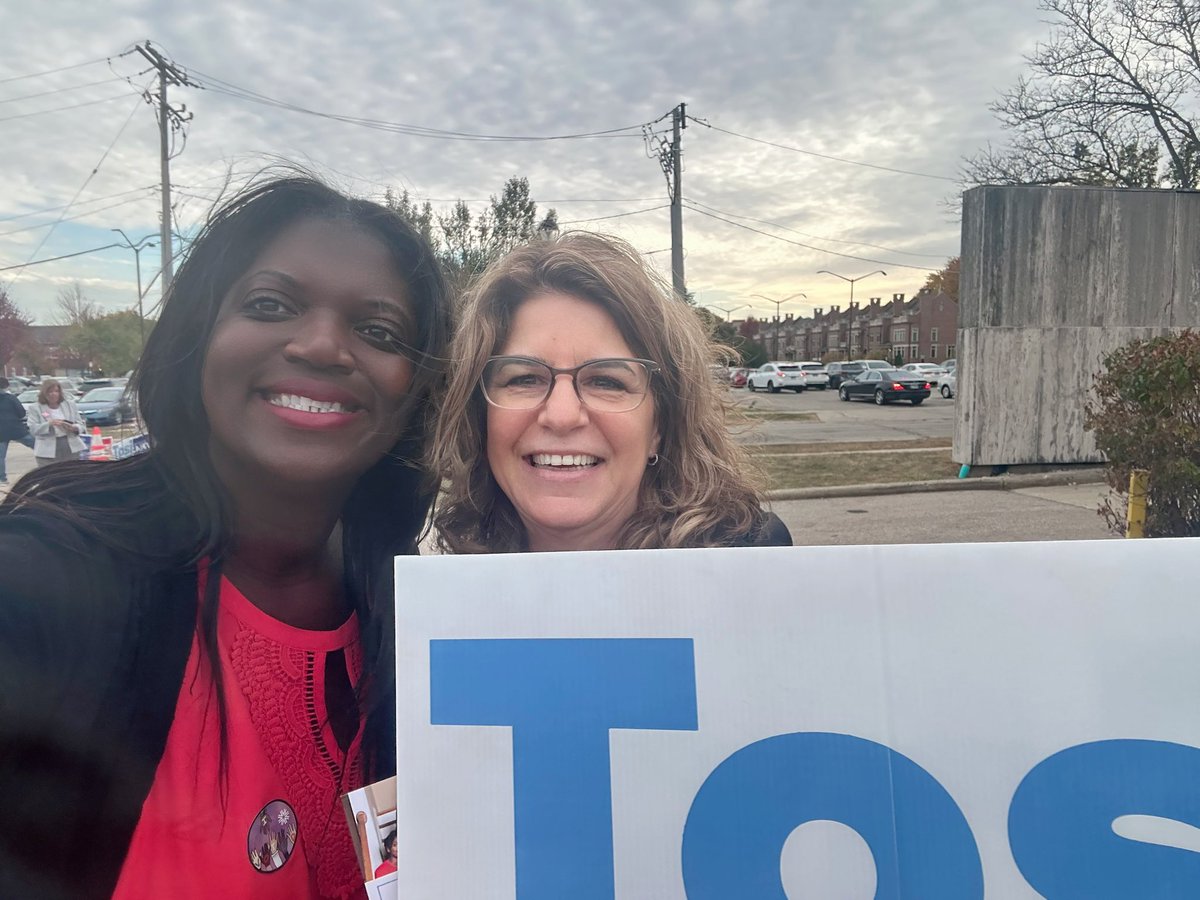 mrsufodike's tweet image. I love taking pictures with our wonderful supporters! They know I’m the right choice to represent our district and fight for the future of our children! Thanks for all the support🇺🇸

#tosiforrep #VoteEarly #staterep #apictureisworthathousandwords #district51 #vote