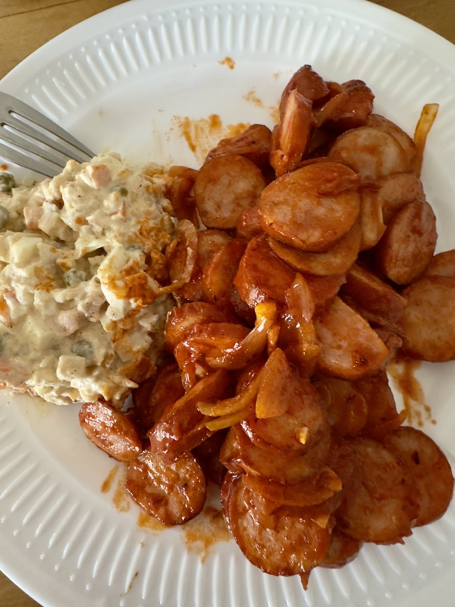 Zielony666's tweet image. WTEM!!! 
Dzisiaj KOMPLETNE danie Polskie :) 
Gięta z cebulą i sałatka jarzynowa :))) #Gięta #Sałatka #KulinarnyMaciej