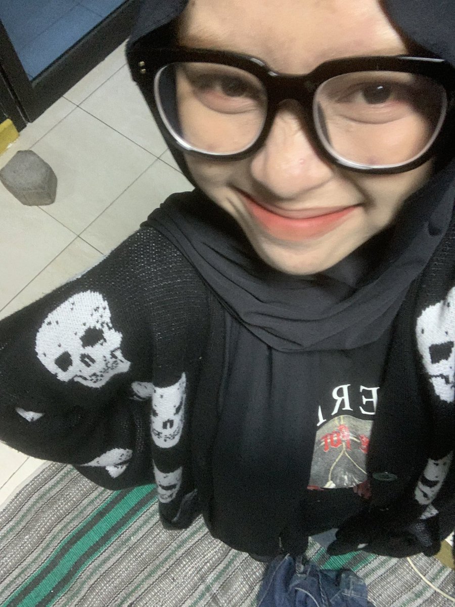 dissociiatedc's tweet photo. manusia dan lagunya yg diputer beribu kali perhari, sampe lingkungan pun hapal sama liriknya https://t.co/SbYmxjnQJv
