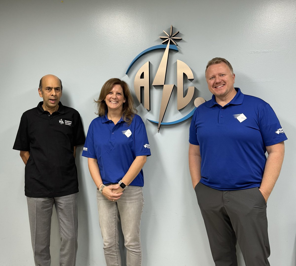 pcbassembly's tweet image. Day one of #SMTA Internatiinal is in the books!  With a bonus trip to #AmericanStandardCircuits!  Looking forward to another great day today.  If you are in the #Rosemont area we’d love to visit with you!  
#SMTA #pcbassembly #circuitboards #electronicsengineering #