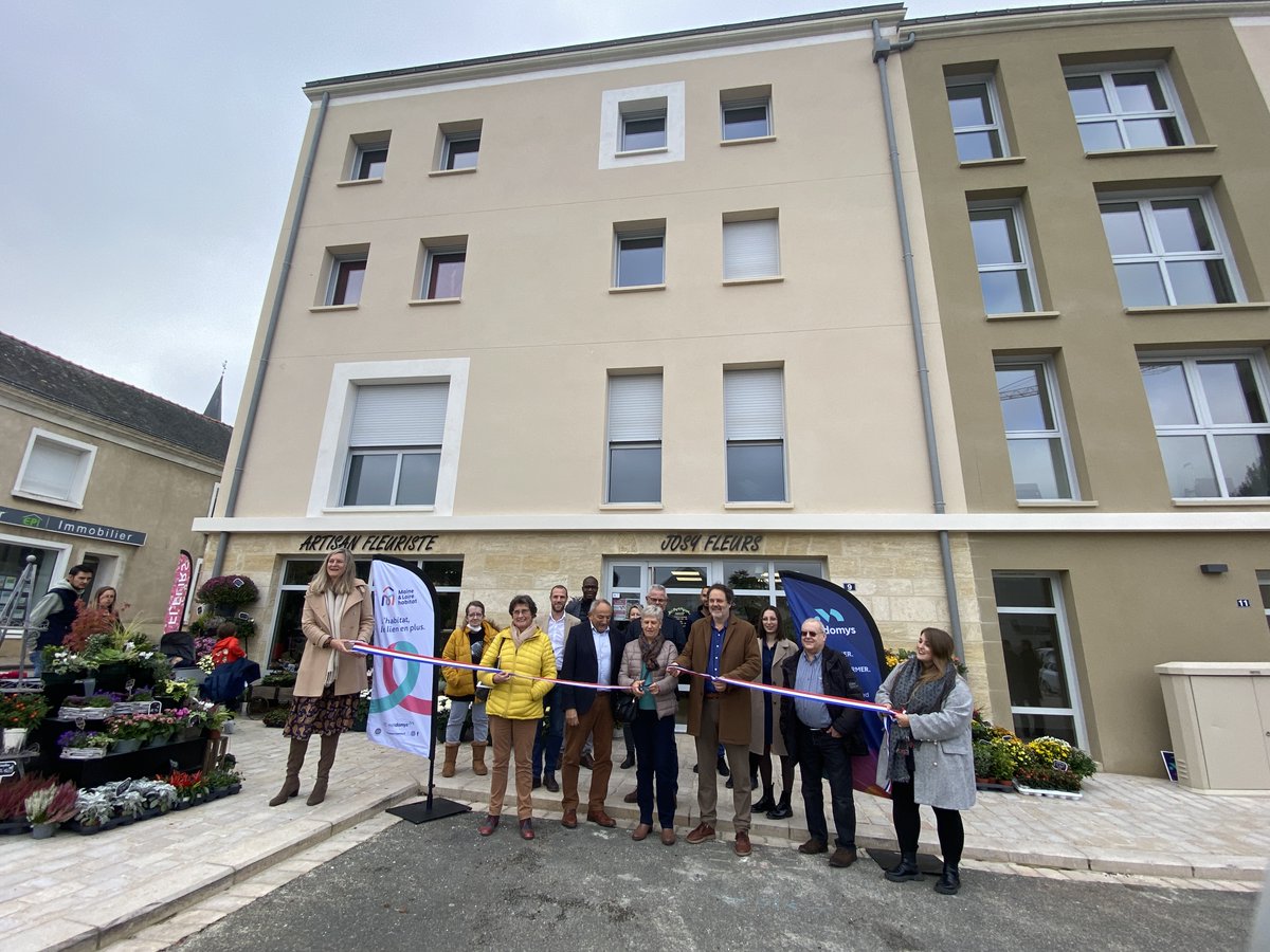 A Doué-La-Fontaine, nous avons construit 22 logements collectifs adaptés pour les seniors répartis sur 3 étages avec un parking privé en rez-de-chaussée.
Un local d’activité a été conçu également pour participer à la dynamique de la vie locale.