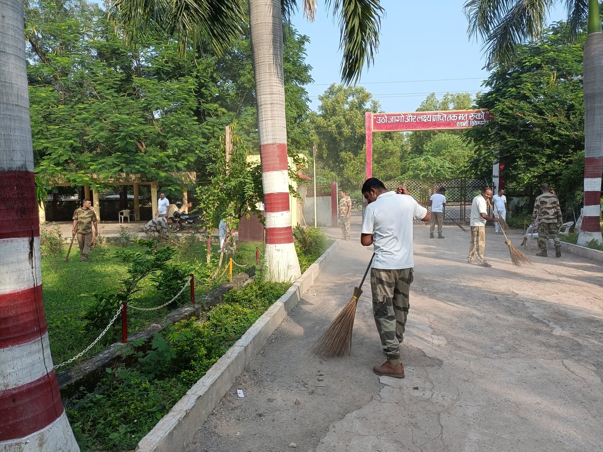 CISFHQrs's tweet photo. CISF personnel of NSPCL Bhilai carried out cleanliness drive at nearby schools under the aegis of #SpecialCampaign4.0. #SwachhBharat #CleanIndia
@HMOIndia  @PMOIndia  @DARPG_GoI @PIBHomeAffairs https://t.co/IBWl1NKuIH