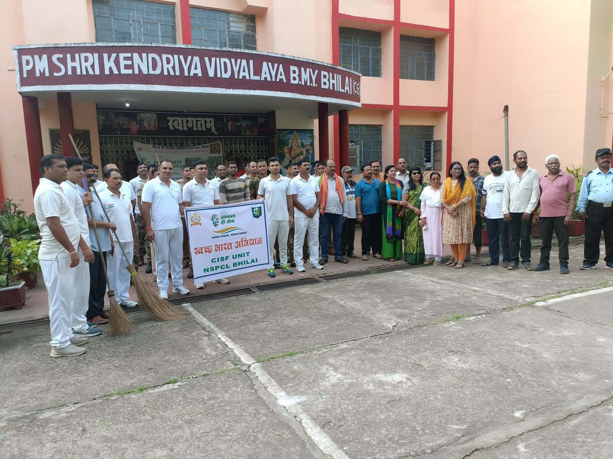 CISFHQrs's tweet photo. CISF personnel of NSPCL Bhilai carried out cleanliness drive at nearby schools under the aegis of #SpecialCampaign4.0. #SwachhBharat #CleanIndia
@HMOIndia  @PMOIndia  @DARPG_GoI @PIBHomeAffairs https://t.co/IBWl1NKuIH
