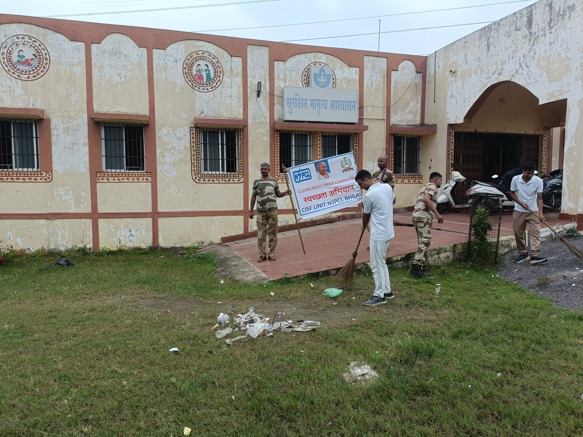 CISFHQrs's tweet photo. CISF personnel of NSPCL Bhilai carried out cleanliness drive at nearby schools under the aegis of #SpecialCampaign4.0. #SwachhBharat #CleanIndia
@HMOIndia  @PMOIndia  @DARPG_GoI @PIBHomeAffairs https://t.co/IBWl1NKuIH