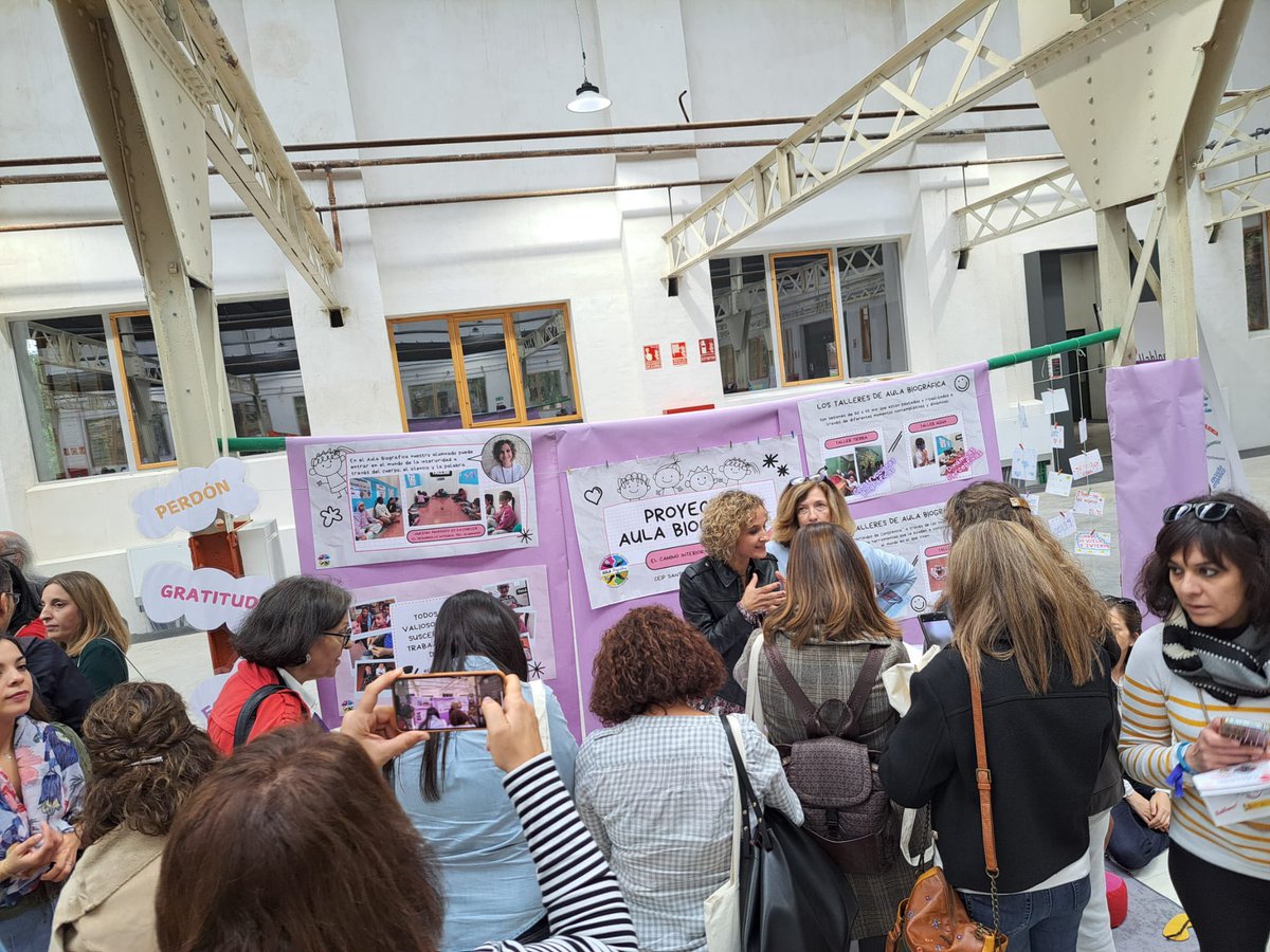 santiagomayor12's tweet photo. ¡Todo un reconocimiento! Ha enamorado a toda la Comunidad Educativa. Nos han visitado más de 500 personas de diferentes regiones mostrando gran interés por implementar el #ProyectoAulaBiográfica ♥️🤍💛💜Sin palabras @Educarm @CPRRegionMurcia @sifopcarm @ProgramasRM @educaciongob https://t.co/NRlX3b6Vue