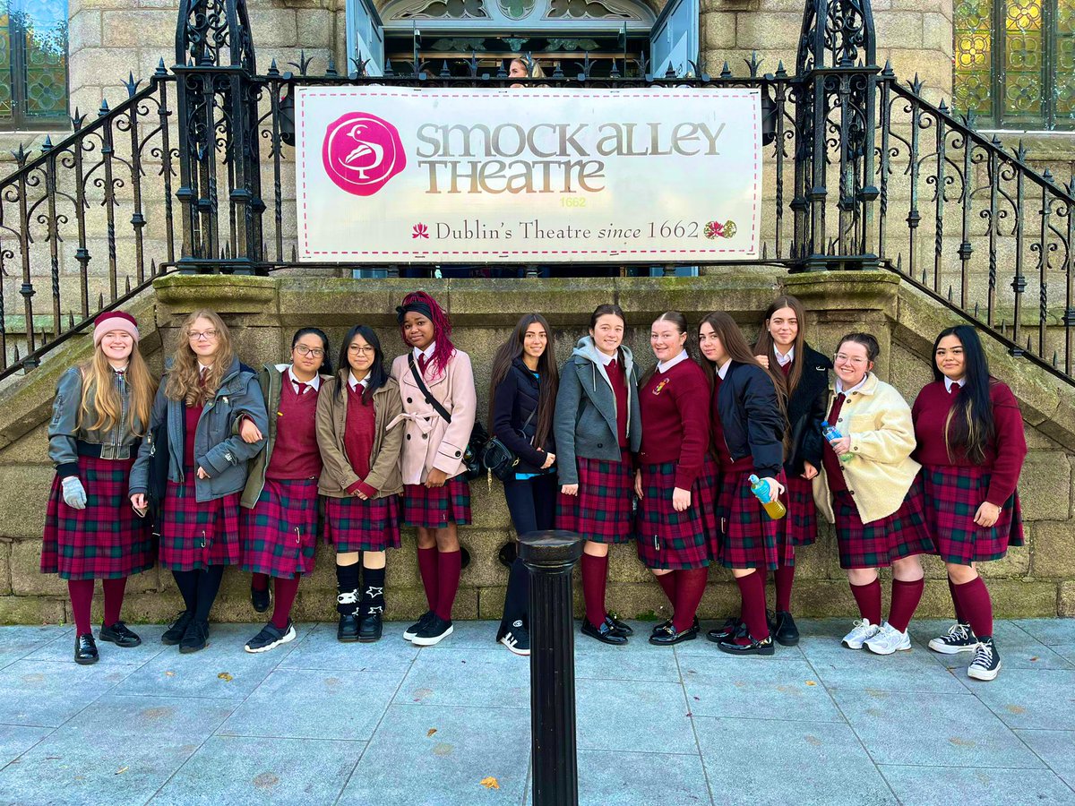 mercyinchicore's tweet photo. Our 6th year HL English class enjoyed a fantastic production of King Lear today @smockalley followed by a very engaging workshop thanks to #Aspire2 @ArcadisGlobal 🎭 https://t.co/Cw09oiAAB9