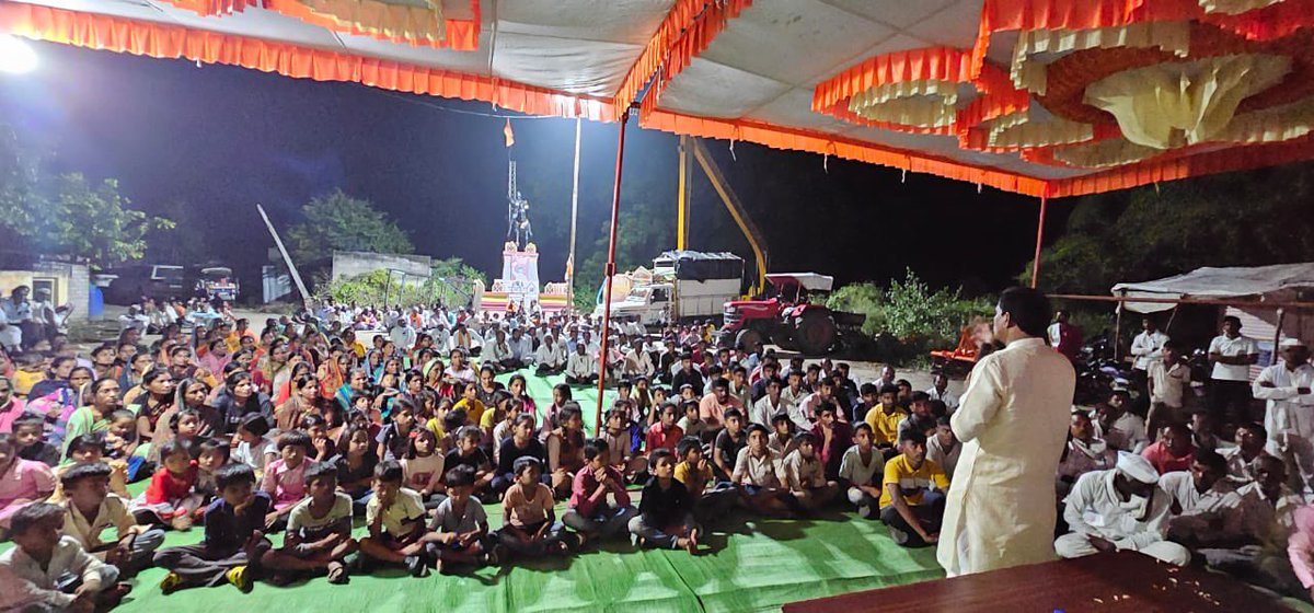 raosahebdanve's tweet photo. 📍जाफ्रबाद तालुक्यातील सोनगिरी, भराडखेडा,आणि गोपी येथे गावात जाऊन गावकऱ्यांशी हितगुज केले.
त्यांना ���ेंद्र शासनाने व राज्य शासनाने राबविलेल्या कल्याणकारी योजनांचा झालेला फायदा सांगितला यावेळी लाभ मिळालेल्या काही लाभार्थ्यांनी सरकारच्या उत्तम कामासाठी धन्यवाद सुद्धा व्यक्त केले.

विशेष म्हणजे गोपी या गावामध्ये जाण्यास रात्रीचे 10 वाजले परंतु महिला माता भगिनी आणि गावकर्यांची प्रचंड गर्दी आणि प्रेम पाहून गाव वासियांचे कौतुक केले.

यावेळी स्थानिक भाजपा पदाधिकारी कार्यकर्ते आणि ग��वातील माता-भगिनीसह गावकरी मोठ्या संख्येने उपस्थित होते.

@BJP4India @BJP4Maharashtra 

#BJP #BJP4Maharashtra #bjp4bhokardan #bjp4jafrabad #Bhokardan #jafrabad #MaharashtraElection2024 #MaharashtraElections #RaosahebPatilDanve #raosahebdanve