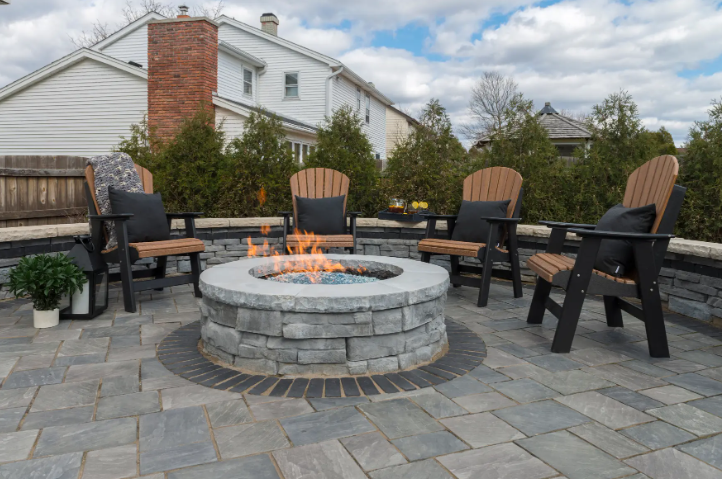 rocksnroots's tweet image. DESIGN CONSIDERATIONS FOR INCORPORATING A FIRE PIT INTO YOUR BACKYARD PATIO   Consider positioning your fire pit close to a nearby garden wall &amp;amp; add plush cushions or pillows to turn your garden wall into an additional space for seating. #unilock #firepitdesign #backyard #outdoor