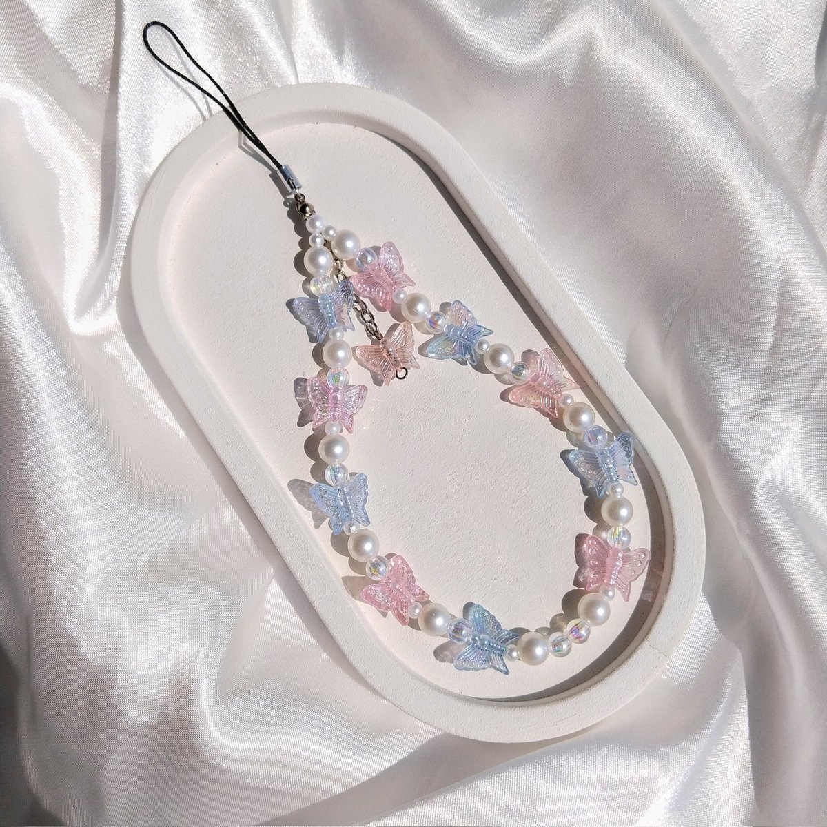 masseokmin's tweet photo. ♡ . . wts beads phonestrap cutesy ⊹

𖢷 phonestrap love rqs
𖢷 phonestrap butterfly rqs (sisa 1)

price : 10k/ea

link shopee : https://t.co/Qhum45rzU2 

💌 bisa keep event (kalo mau keep event bisa lgsg order via dm) https://t.co/Rqpg9uwVSZ