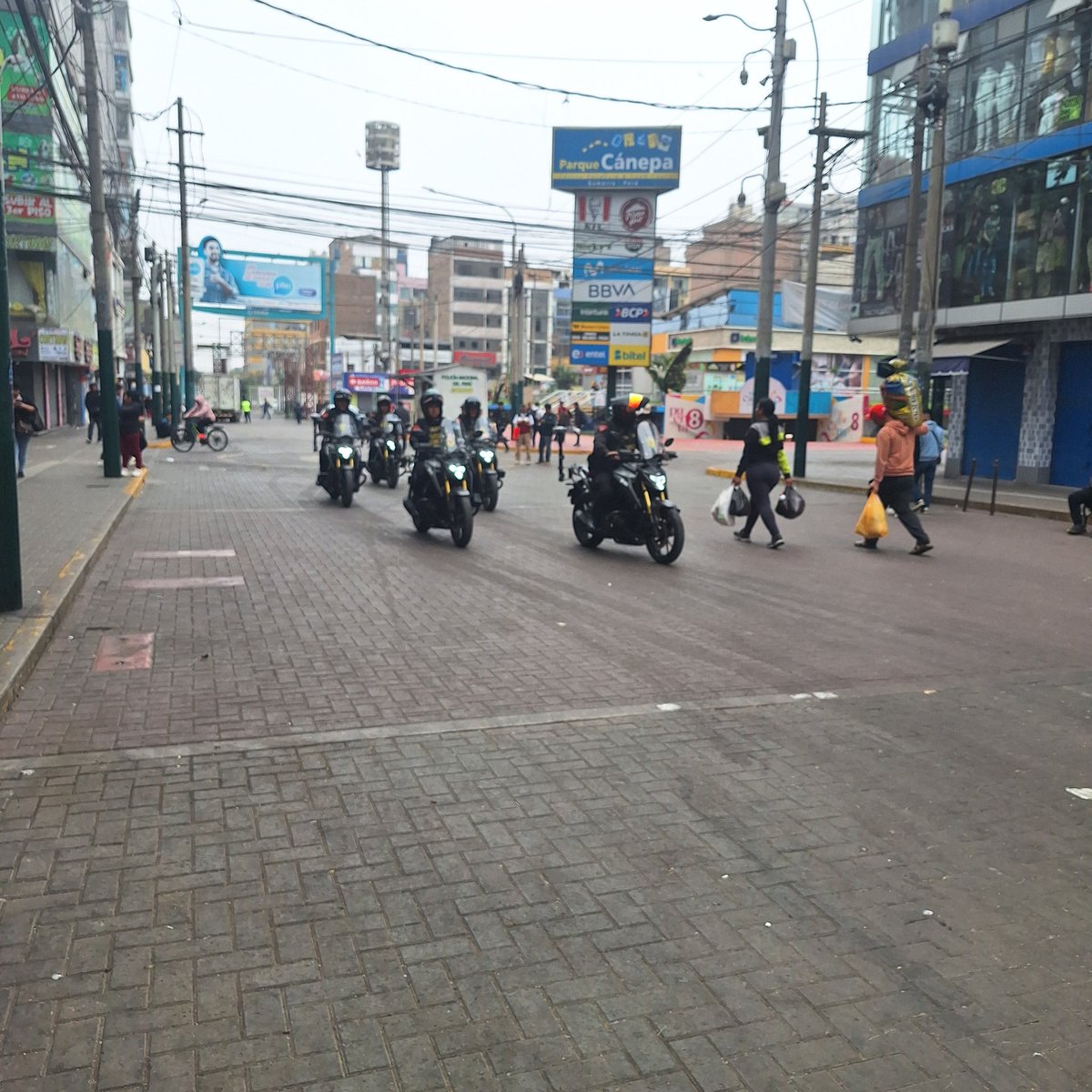 El emporio comercial de Gamarra normalmente abre sus puertas a las diez de la mañana.

Hoy - con el paro convocado - todo fluye de manera normal y algunos negocios abren sus puertas.
Se nota presencia de nuestra <a href="/PoliciaPeru/">Policía Nacional del Perú</a>