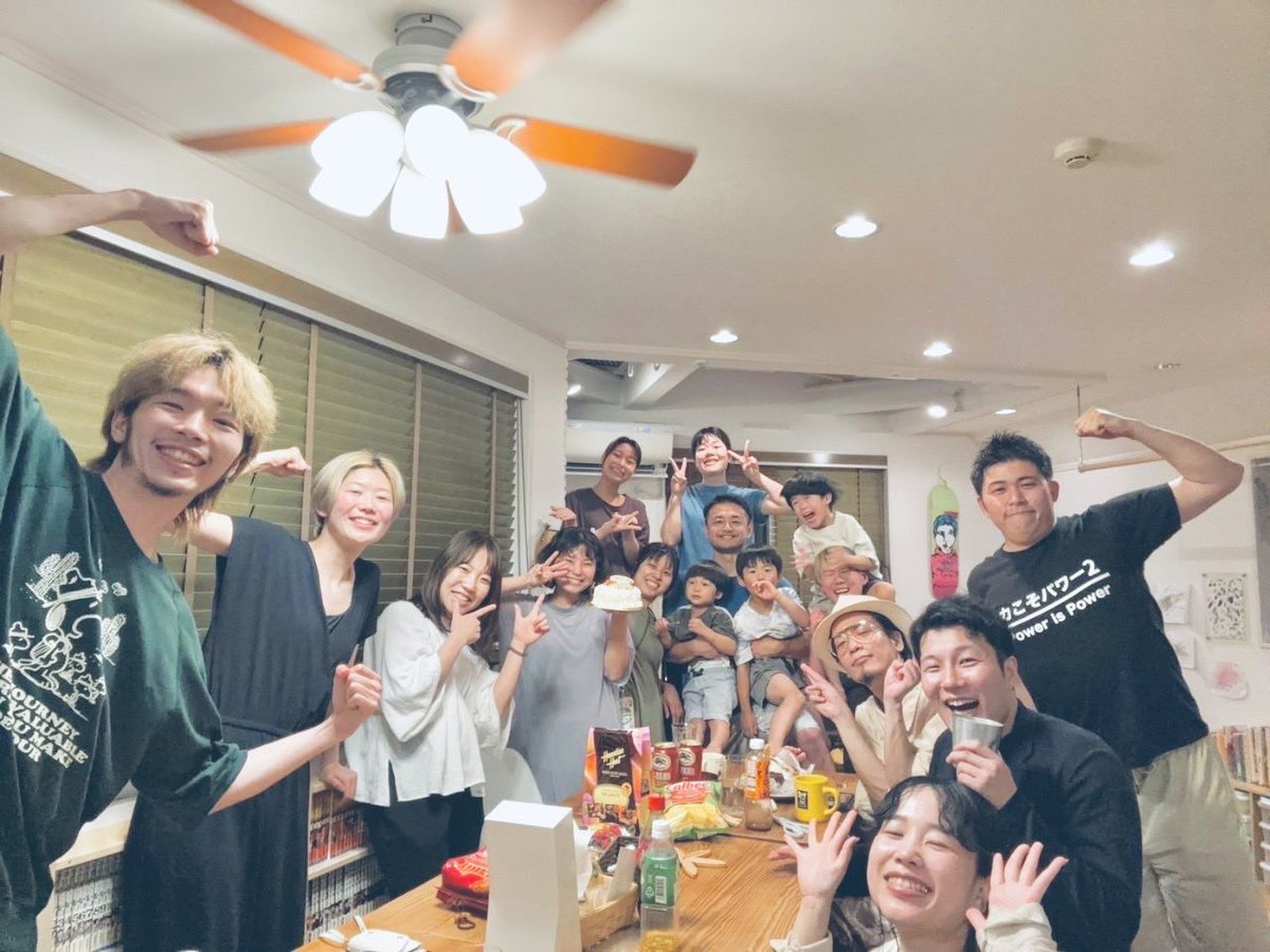 yuu_with_you's tweet photo. \いいね&拡散とってもありがたいです/

育くむシェアハウスとっと🏠
新しい家族を募集します！

...

とっとの長老たちが旅立ちます。

はじまりは、
「子育てをひらこう」という
思いつきからだった。

自分たちの子どもが生まれて、
信頼する仲間たちも増えた。

友達と住人が結婚して、
家族も増えた。

結婚はできないかもと
言っていた住人は、
来月、同棲のために家を出ていく。

結婚してもとっとに住む！
と言っていた住人は、
未来のパートナーに出会うため
新しい居場所へ旅に出るという。

コロナもあったし、
赤字だらけの月々もあった。

それでもここでの暮らしと、
出逢いと、みんなの支えがあって
気がつけば7周年をむかえていました。

そんなとっとが、
新しい家族を募集します。

いろんな関係性が希薄になっている
こんな世の中だけど、

それでも人と人の繋がりが、
人生を豊かにしてくれるってこと、

自分が心をひらくことと、
できる限りの優しさを贈りあえば、

少しのお金とたっぷりの時間で
心が満たされる

そんなお金だけでは買えない
「平たいしあわせ」が

わたしとあなたを包んでくれるって
信じてみたいじゃないですか。

だから、挫けることも凹むことがあっても、
【 家族になりませんか 】って

重たくっても、
そう声をかけ続けてみようと思うんです。

ぜひ「とっとってどんなところ？」
と覗くところからお待ちしています。

...

【住人募集中】第二の実家 育くむシェアハウスとっと｜kaze_hippie #note #新生活をたのしく 

https://t.co/nwHRKzOwph
