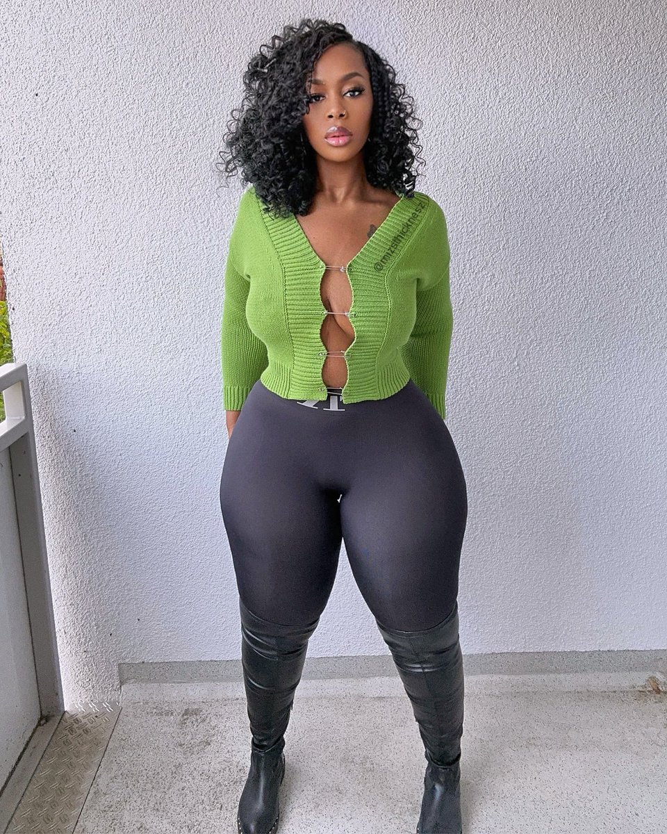 Unproblematic, but a real problem 🙂‍↔️🤩💚 #wcw #mizsthicknesz