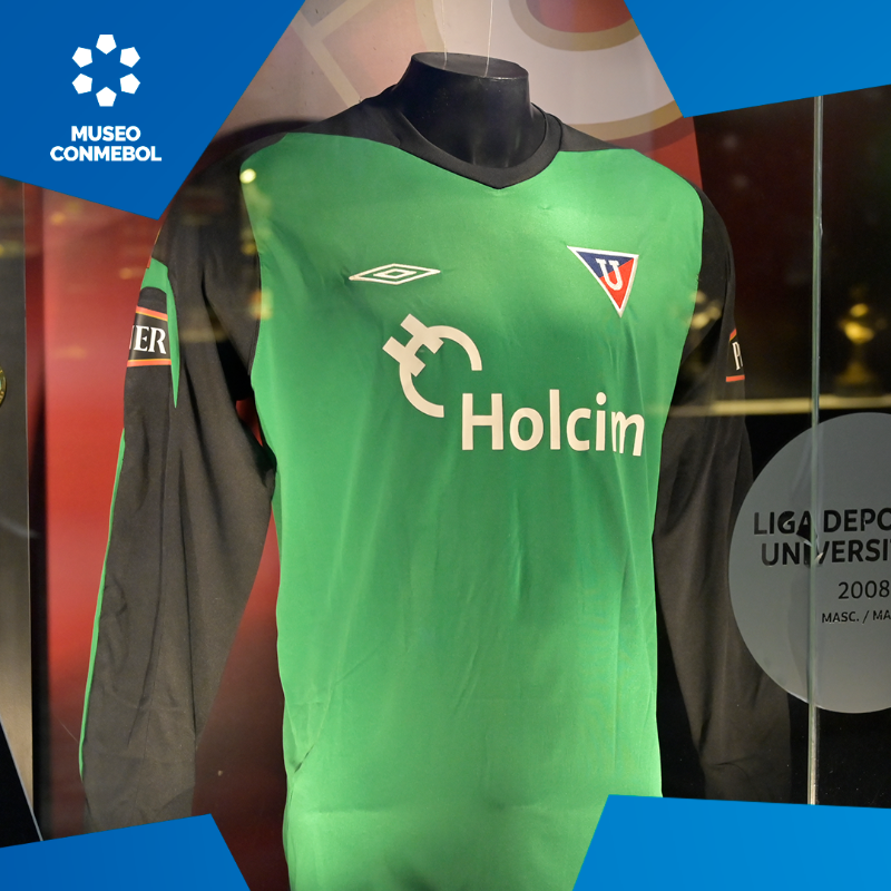 CONMEBOL's tweet photo. ¡La camiseta de @LDU_Oficial, campeón de CONMEBOL @Libertadores! Todos los campeones de América tienen su lugar en el #MuseoCONMEBOL 😍​

¡Visítanos! Avda Sudamericana - Luque, Paraguay 🎟️

#CreeEnGrande