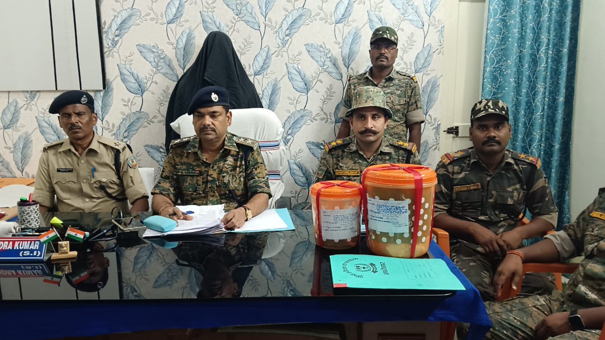 पुलिस अधीक्षक लातेहार को मिली सूचना के आधार पर SDPO बालूमाथ के नेतृत्व में बरियातू थाना क्षेत्र के बालूभांग गांव में छापेमारी कर 1.090 kg अफीम एवं 3.30 kg पोस्ता दाना बरामद, तस्कर महेन्द्र गंझू गिरफ्तार l <a href="/JharkhandPolice/">Jharkhand Police</a> <a href="/amolhomkar_IPS/">Amol V Homkar</a> <a href="/Lathkar_IPS/">Sanjay A. Lathkar</a> <a href="/DIGPalamau/">DIG Palamau</a> <a href="/LateharDistrict/">DC Latehar</a>