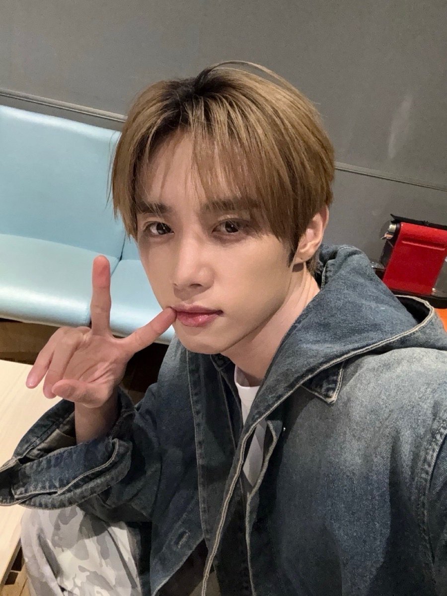 IST_THEBOYZ's tweet photo. [📸] 더보이즈 선우 아이돌 라디오 DJ 완료🦝 근본 있는 DJ 떤디와 수요일엔 라디오 데이트 어때요😎

#THEBOYZ #더보이즈
#SUNWOO #선우 https://t.co/gmi0wkQYxd