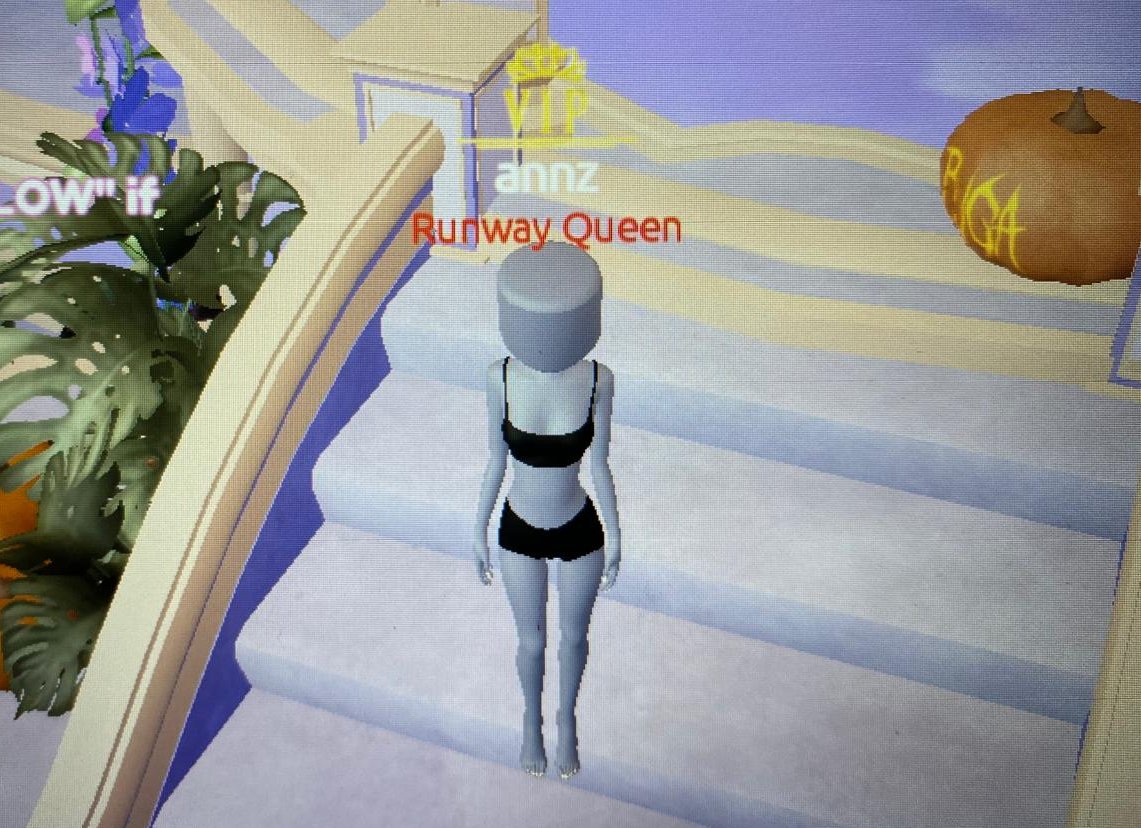 aur0rraaa's tweet photo. @Defne268296 is trusted! we did half &amp; half, i went first in royale high, and she gave me the dti pass right after <3 https://t.co/j5BYXPxRbW