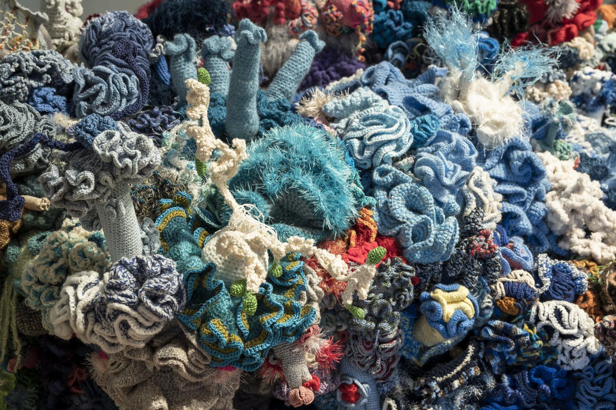 Gehäkelte Korallenriffe oder heitere Masken aus Ölkanistern und Alltagsgegenständen. Die aktuelle Schau »Strahlender Untergang. Zwischen Zorn und Zuversicht« in Hamm zeigt Kunstwerke, die auf bestehende Herausforderungen reagieren: museum-hamm.de/.../akt.../str…
📷 Lukas Spörl