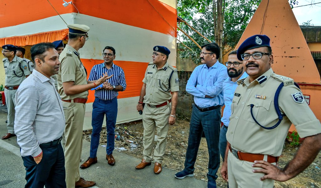 DCDeoghar's tweet photo. विधानसभा आम चुनाव,2024 को लेकर आज अन्तरर्राज्यीय सीमा का निरीक्षण संयुक्त रूप से झारखंड एवं बिहार के वरीय अधिकारियों द्वारा किया गया। साथ ही सीमाओं पर सघन जांच के अलावा सीमावर्ती ईलाकों में आपसी समन्वय के साथ विशेष छापेमारी चलाने का निर्देश दिया गया।
@ECISVEEP @ceojharkhand https://t.co/sFd2JQXYMg