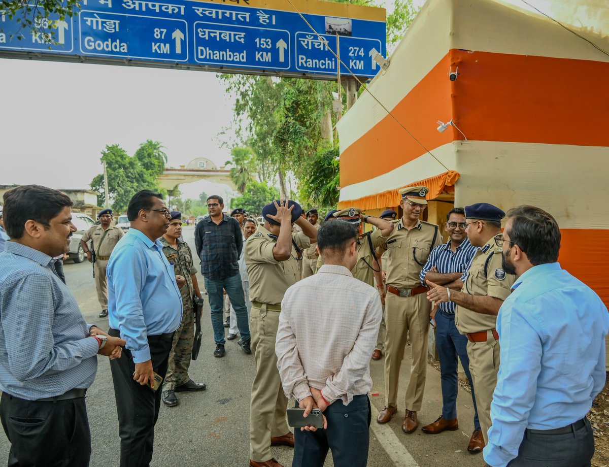 DCDeoghar's tweet photo. विधानसभा आम चुनाव,2024 को लेकर आज अन्तरर्राज्यीय सीमा का निरीक्षण संयुक्त रूप से झारखंड एवं बिहार के वरीय अधिकारियों द्वारा किया गया। साथ ही सीमाओं पर सघन जांच के अलावा सीमावर्ती ईलाकों में आपसी समन्वय के साथ विशेष छापेमारी चलाने का निर्देश दिया गया।
@ECISVEEP @ceojharkhand https://t.co/sFd2JQXYMg