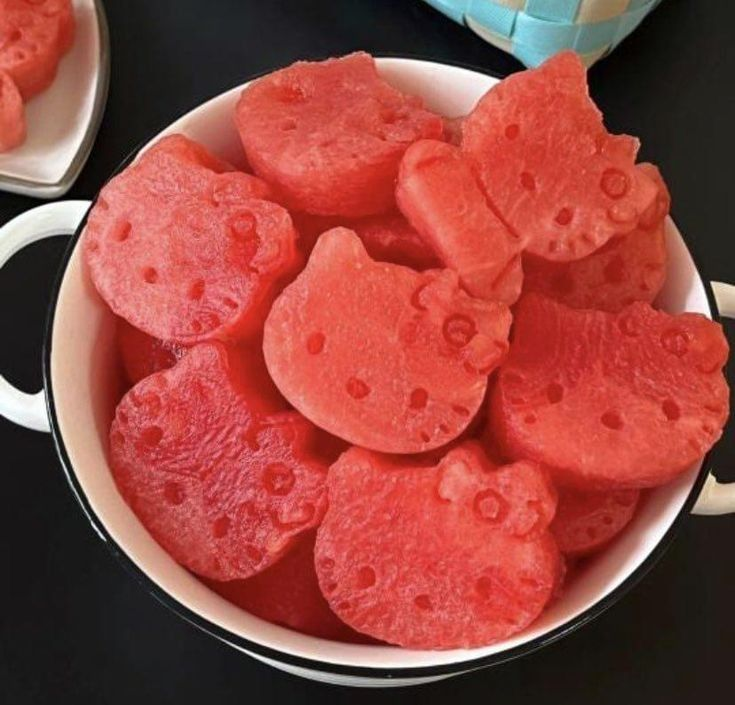 daily_dolce's tweet photo. Hello Kitty watermelon https://t.co/4BqoSrvPRe