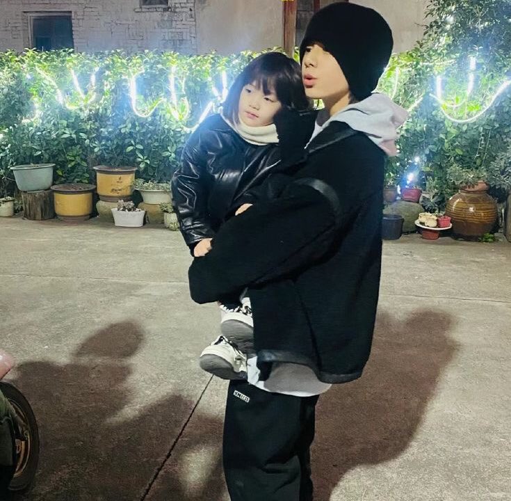 ⠀
                    
            MORGIAN 𖤓 DIARIES 
            #⃝DEARMORI updated.ᐟ⠀
           
͏͏͏͏͏͏͏͏ ͏ ᝰ.ᐟ Cicely wanted to eat something from the kombini store so we went out and sakto, ate pari is here, the kids will keep her company mwahahaha