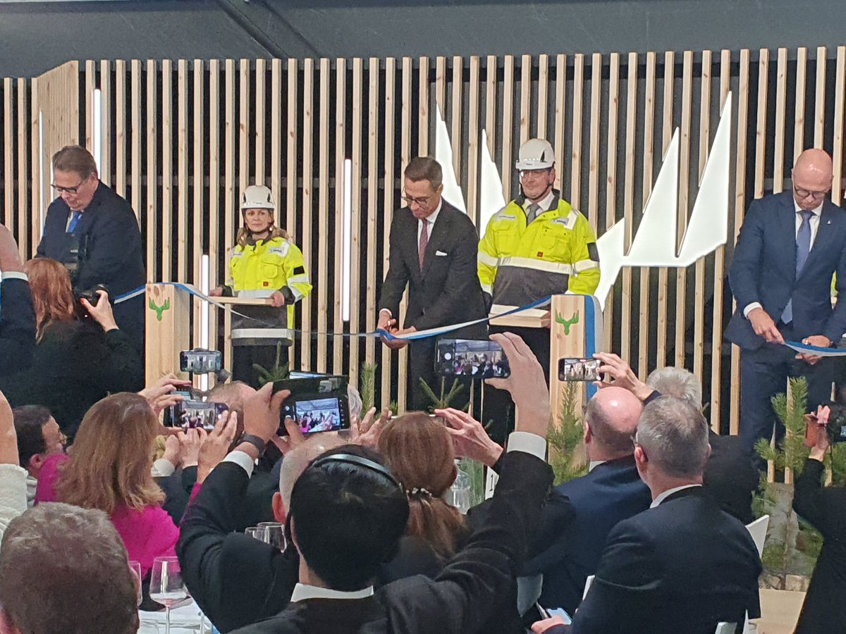 MetsäGroupin Kemin biotuotetehtaan vihkiäisissä nauha on leikattu. #MetsäGroup.