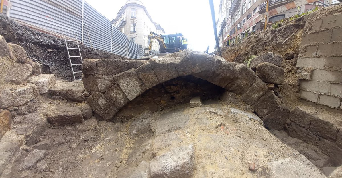 Em Agosto passado foi noticiada, no âmbito da construção da linha rosa do Metro do Porto, a redescoberta da ponte medieval de São Domingos, no Porto. Segue mini 🧶1/10