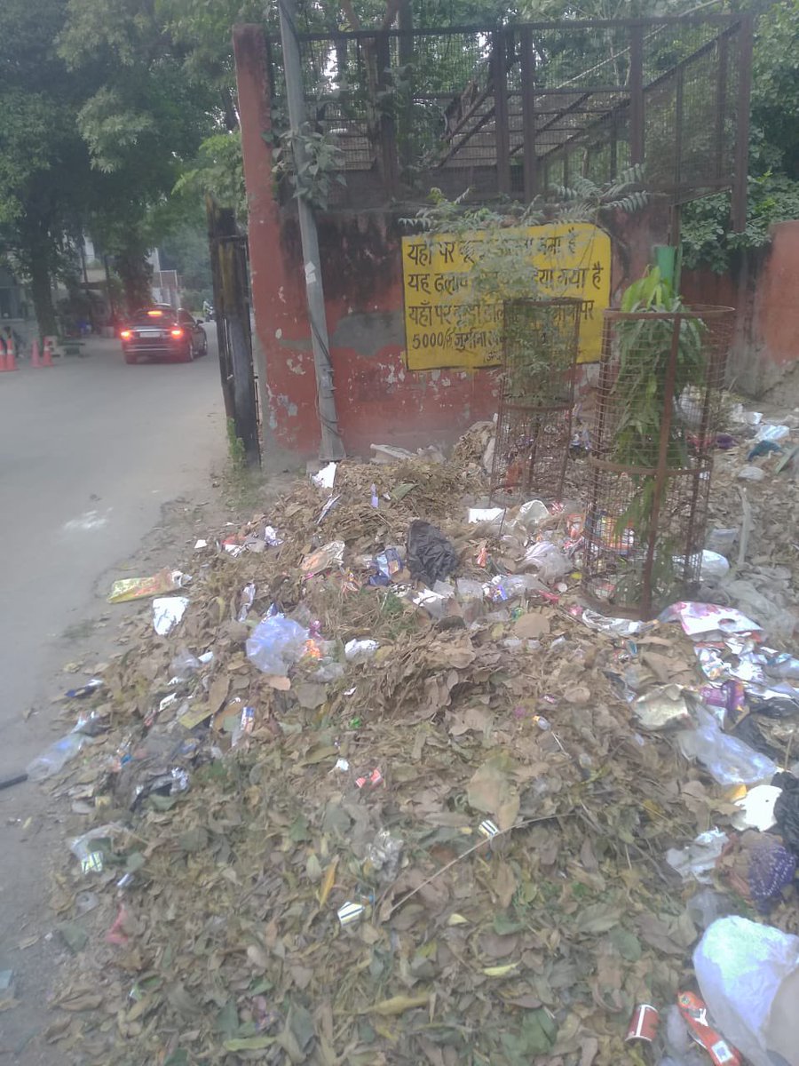 Is this what a colony dhalao is supposed to look like? Why is the garbage not being picked up? Whose responsibility is it? <a href="/VVWA_VV/">Vasant Vihar Welfare Association</a> <a href="/LtGovDelhi/">LG Delhi</a> <a href="/ParmilaTokas/">Parmila Dhiraj Tokas</a> <a href="/MCD_Delhi/">Municipal Corporation of Delhi</a>