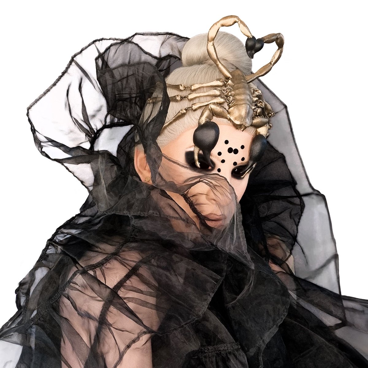 Scorpio season 🦂♏ ANTARES, the first of this year's Halloween pieces, is named after the brightest star in the constellation of Scorpio, the ‘heart of the scorpion’. The design explores the tensions between intimacy and self-protection. #millinery #headpiece #scorpio #astrology