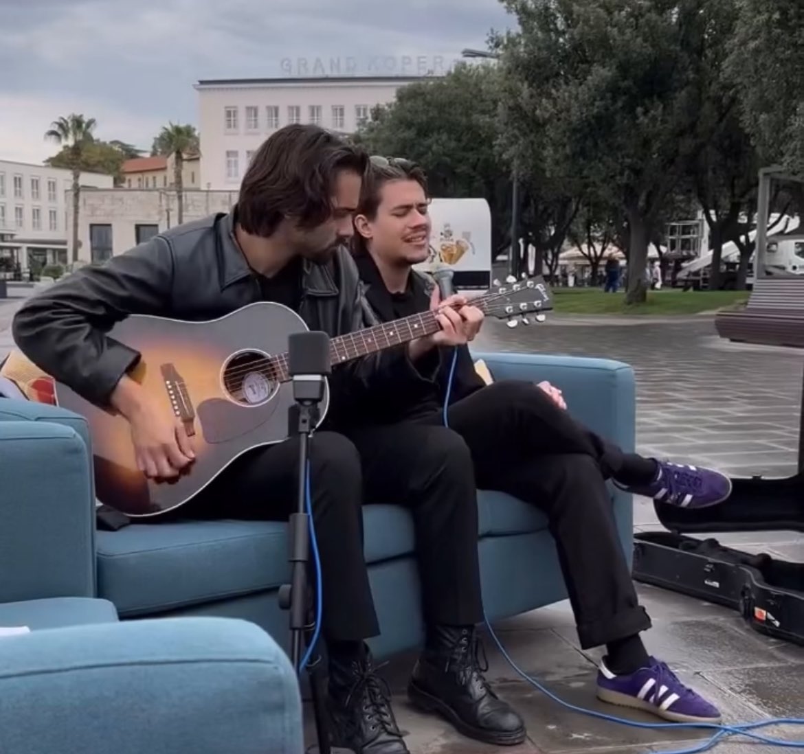 vsekarvemlaura's tweet photo. i feel like jan with an acoustic guitar is such a rare sight https://t.co/QpGXr6lbki