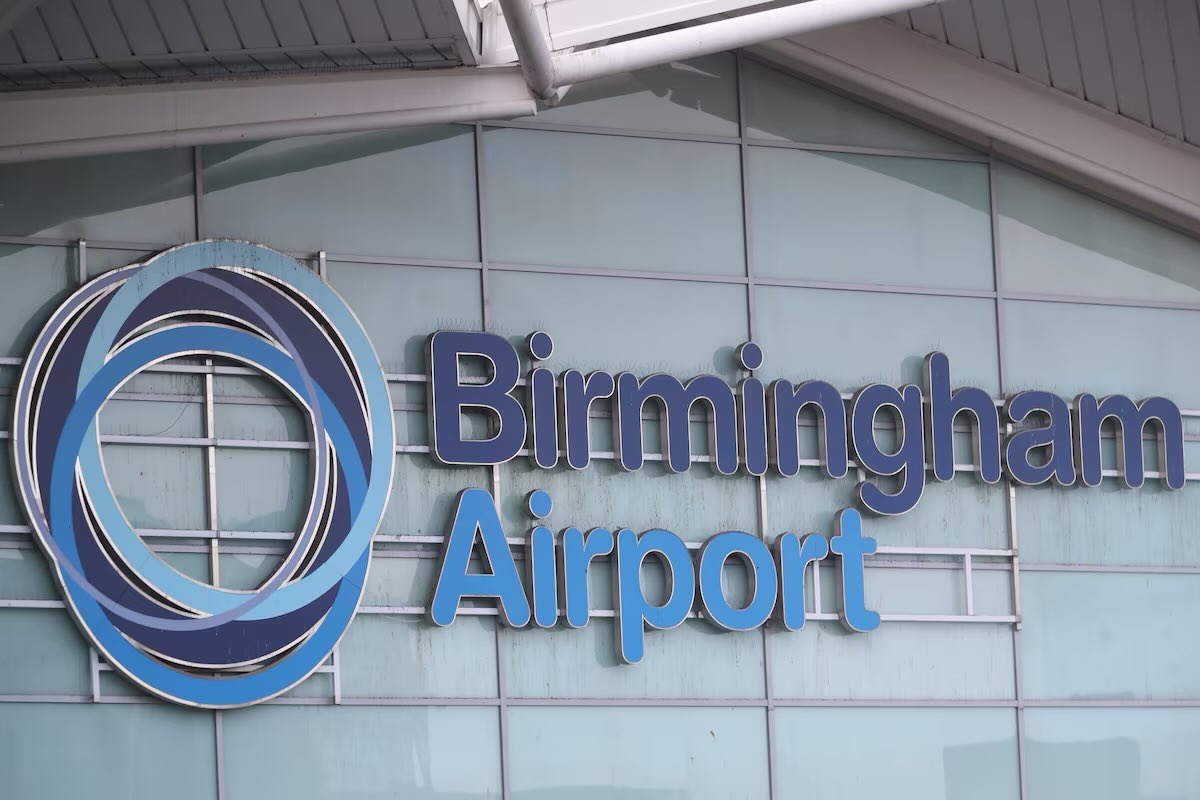 Uknews07's tweet photo. 🚨 Breaking: Birmingham Airport evacuated due to bomb threat. Large-scale disruption as authorities investigate. Stay safe! #BirminghamAirport #UKNews #BombThreat #BreakingNews 
#Birmingham #BirminghamAirport https://t.co/iZjJ5Wo4w6