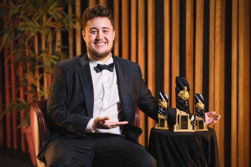 malekCSGO's tweet photo. Zywoo répond a la question de si il est le GOAT 

« Peut-être que oui, peut-être pas. Je suis dans ma bulle et je n'écoute pas vraiment ce que les autres disent.

Je suis juste moi, j'apprécie le jeu et la vie, donc GOAT ou pas, je serai le même. https://t.co/tkgVZlu16J