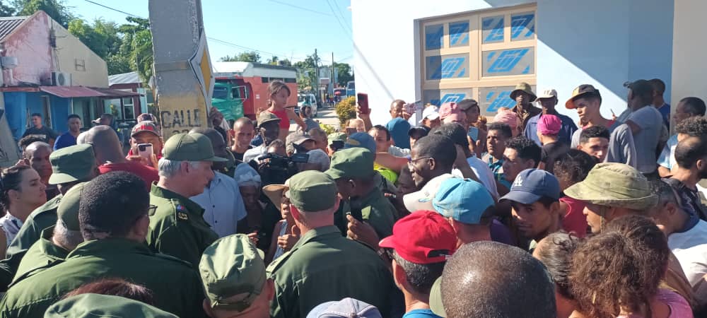 ÚLTIMA HORA: ¡<a href="/DiazCanelB/">Miguel Díaz-Canel Bermúdez</a> y <a href="/MMarreroCruz/">Manuel Marrero Cruz</a> están en San Antonio del Sur, donde más duro golpeó el huracán! #FuerzaGuantánamo