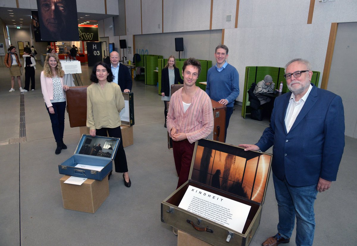 karlspreis_ac's tweet photo. Am Montag haben der Kurator @Maxgoedecke und Nora Sefa (Arbeit an Europa e.V.) die Ausstellung "European Archive of Voices" im C.A.R.L. @RWTH eröffnet. Die Vernissage war der Auftakt zu unserem „Freedom of Research: A European Summit“. Schon registriert? https://t.co/5cYHN2MsvQ https://t.co/phznJrkaxm