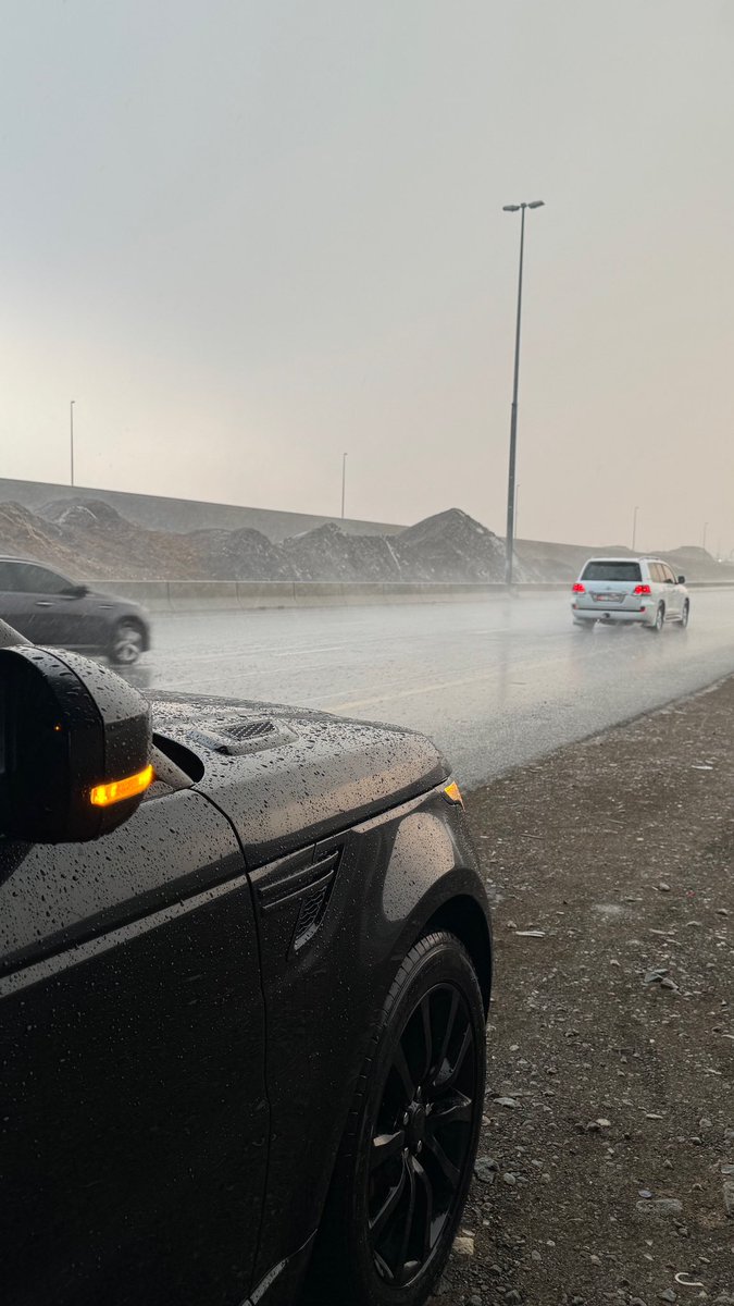 fj___93's tweet image. غنّت الأرض والطاري لا ذعذع نسيمه 
قمت اغنيك ، والشتويه أول شهرها

يا عسى كل ماشدّيت .. تلحقك ديمـه
وين ماجيت لك ديره ترشرش مطرها 🌧️