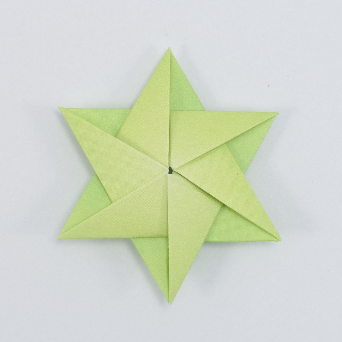 mkosmul's tweet photo. A small fold of Shuzo Fujimoto’s CFW 120 star, one of my favorites, from Harmony paper. Back side.
#origami #折り紙 #Оригами #origamistar #ShuzoFujimoto #藤本修三 #MichałKosmulski #HarmonyPaper https://t.co/j8ceWcH9SD