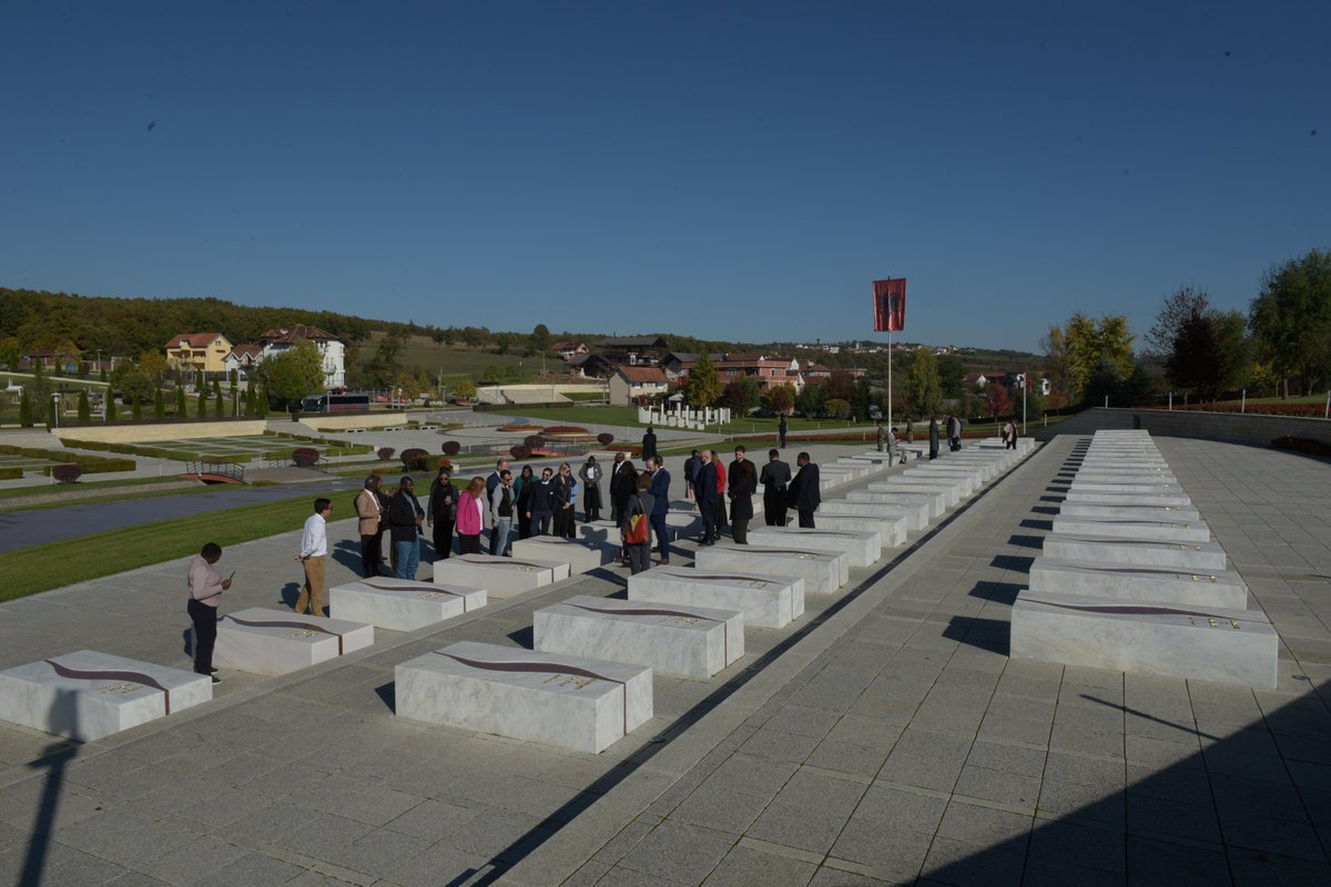We visited the "Adem Jashari" War Memorial Complex in Prekaz.
The diplomats also paid tribute to honor the victims
#diplomaticschool10